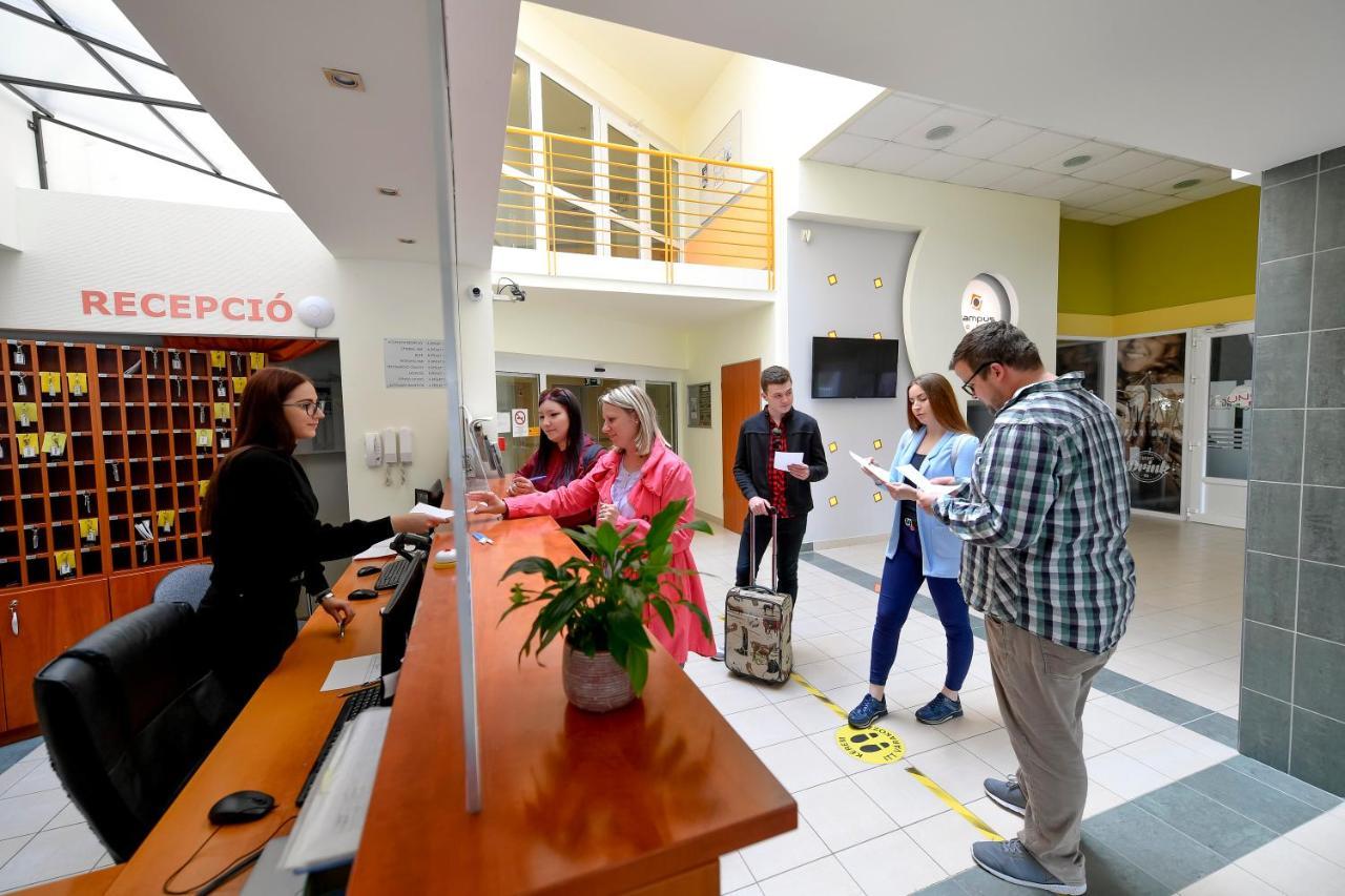 Campus Hotel Debrecen Buitenkant foto