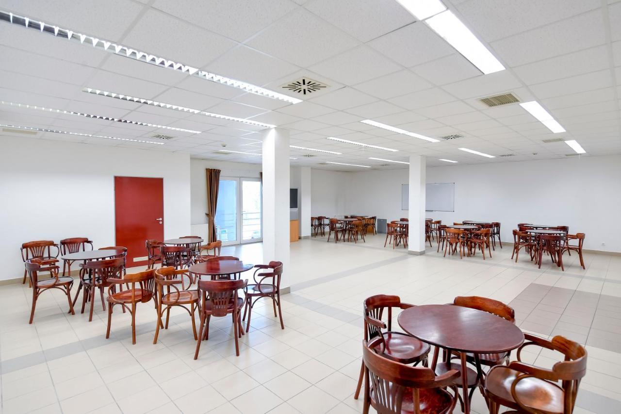 Campus Hotel Debrecen Buitenkant foto