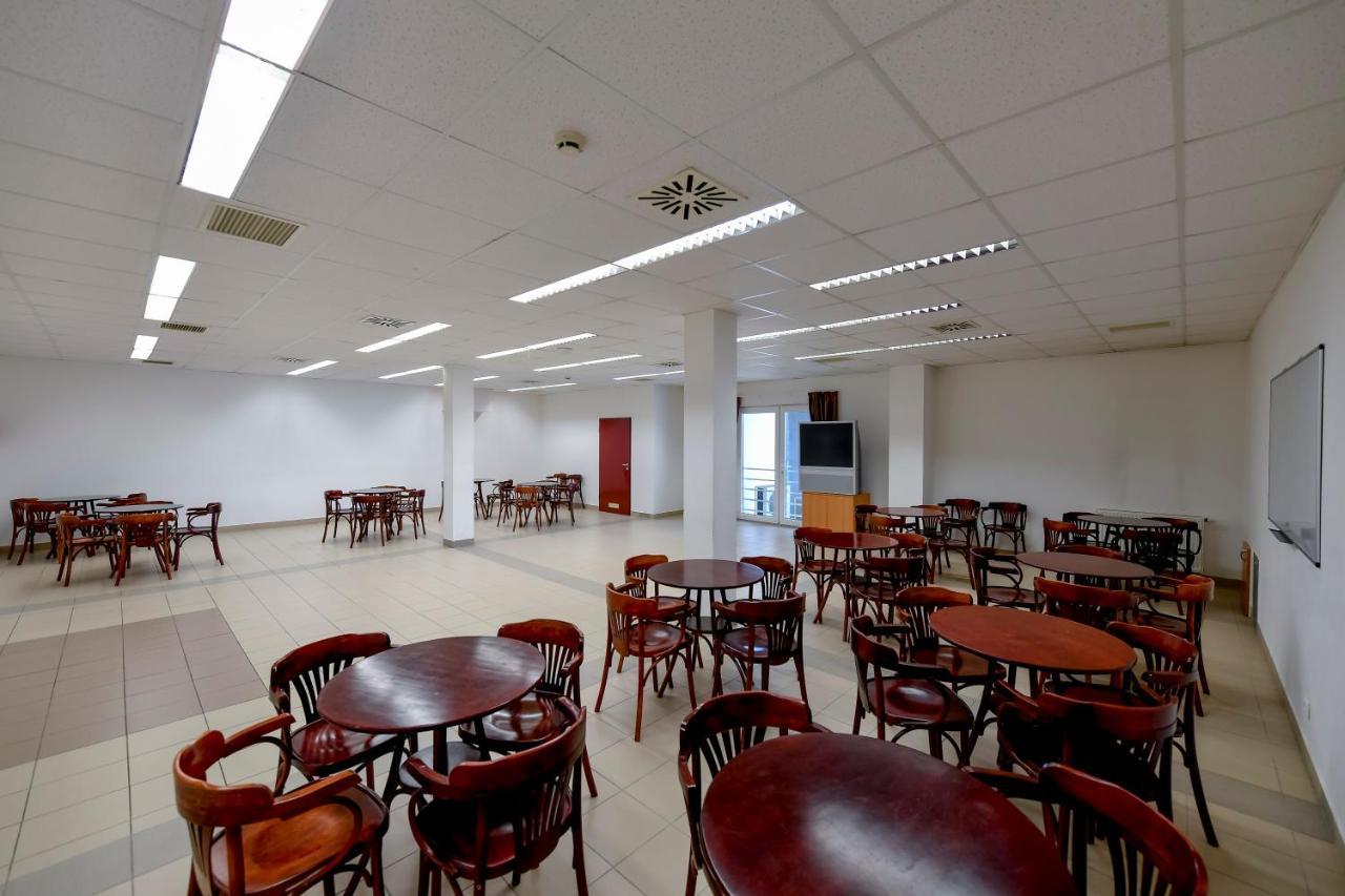 Campus Hotel Debrecen Buitenkant foto