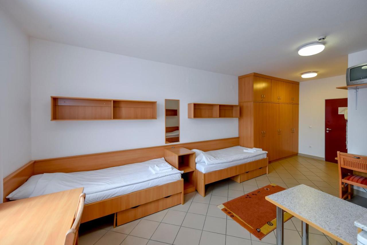 Campus Hotel Debrecen Buitenkant foto