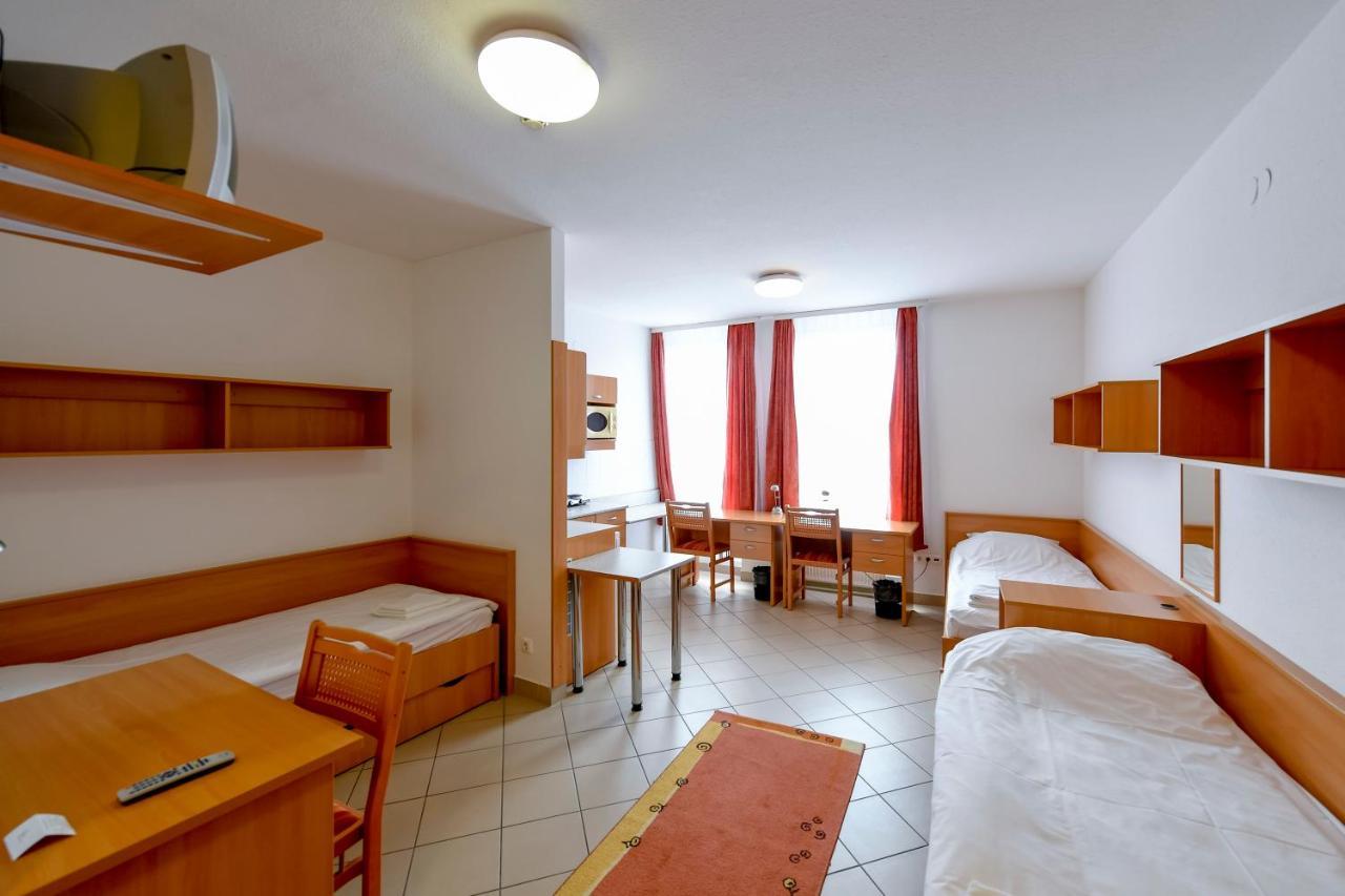 Campus Hotel Debrecen Buitenkant foto