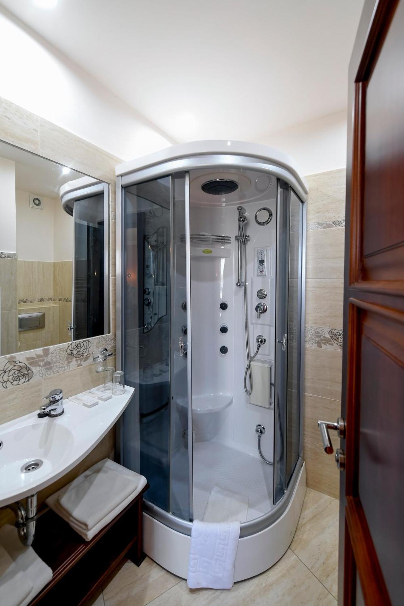 Campus Hotel Debrecen Buitenkant foto